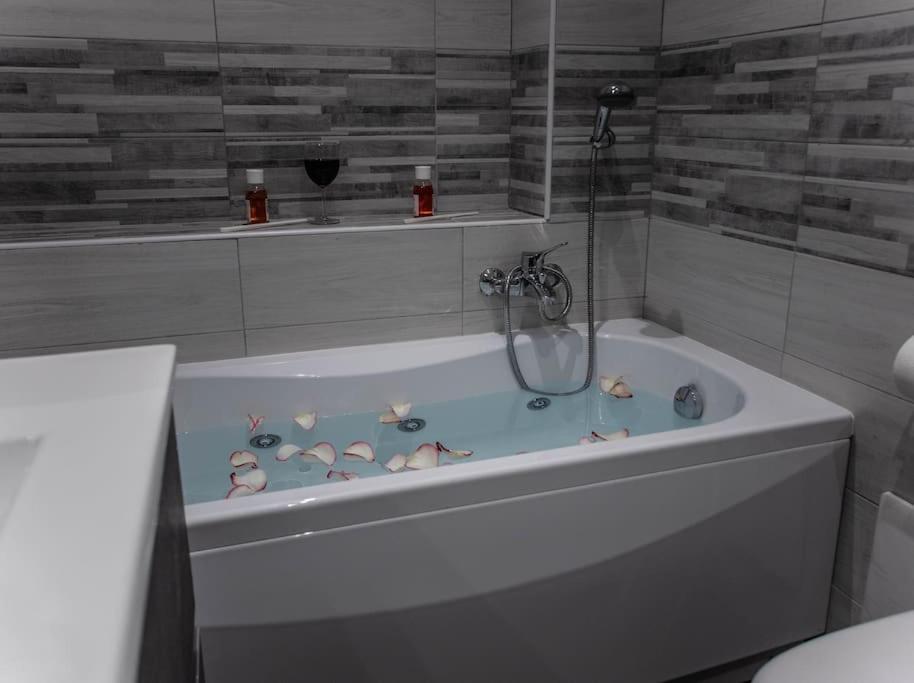 Modern Loft Center Of Turin + Jacuzzi 30M Metro Lejlighed Collegno Eksteriør billede