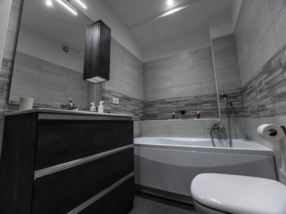 Modern Loft Center Of Turin + Jacuzzi 30M Metro Lejlighed Collegno Eksteriør billede